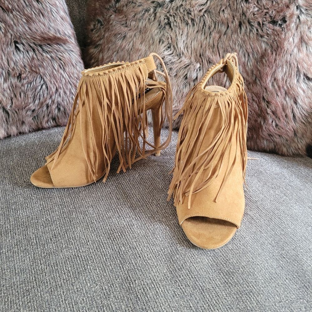 Isabella Rue suede fringe sandal heels, tie at back,5 inch stiletto heels sz 9.5